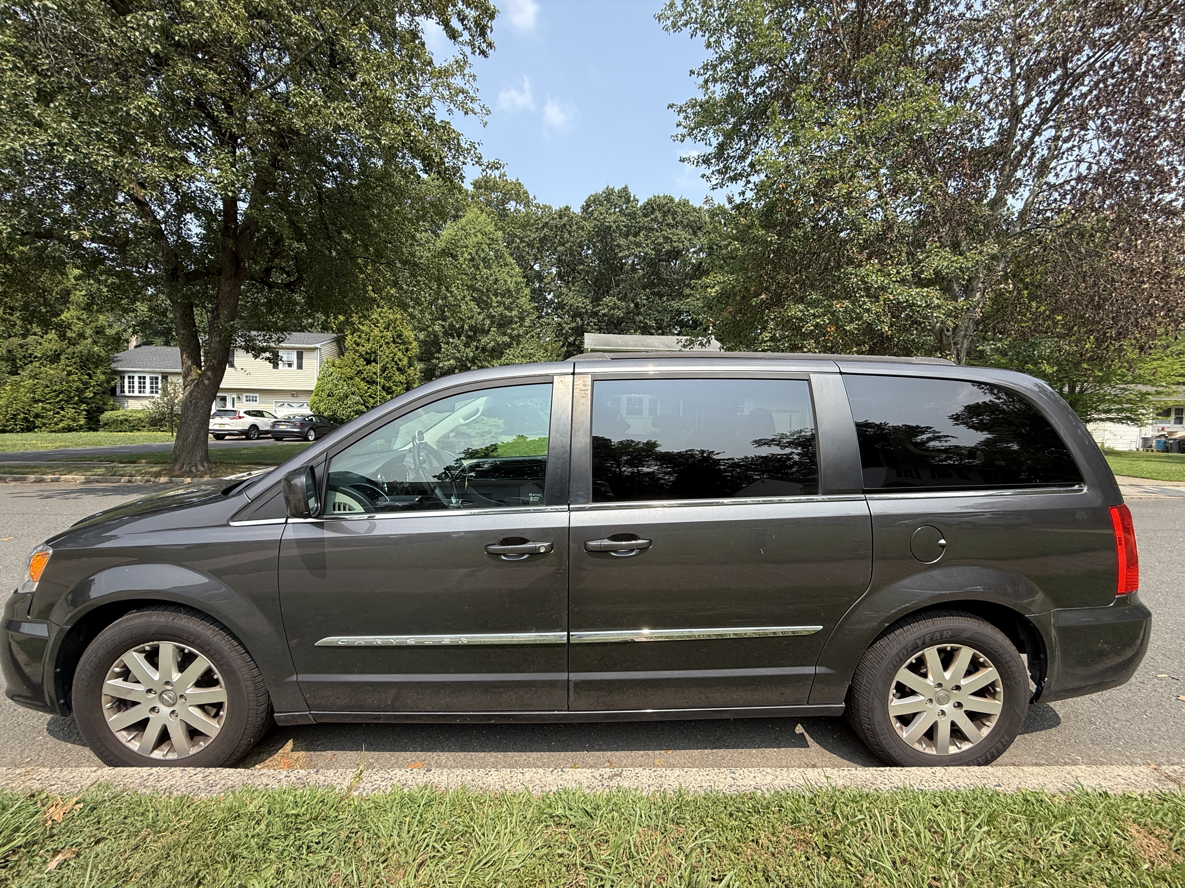 Used 2016 Chrysler Town & Country Touring FWD image 1