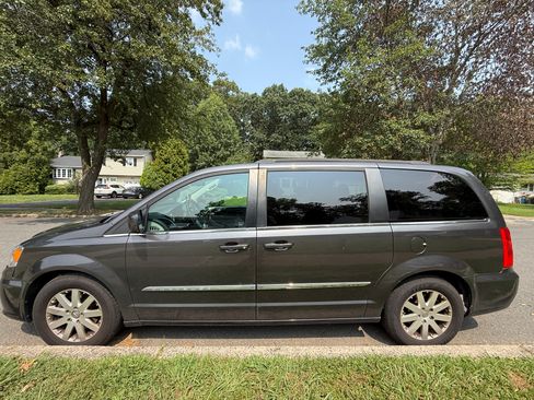 Used 2016 Chrysler Town & Country Touring FWD image 1