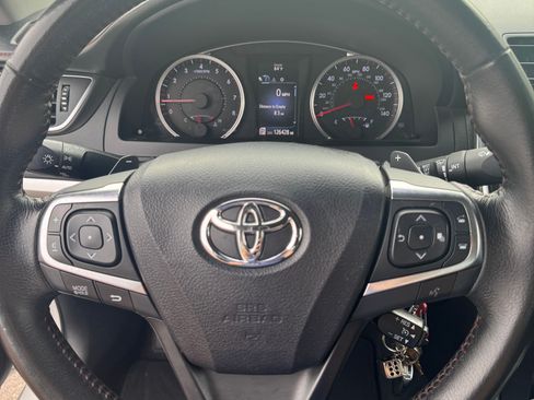Used 2016 Toyota Camry SE image 2
