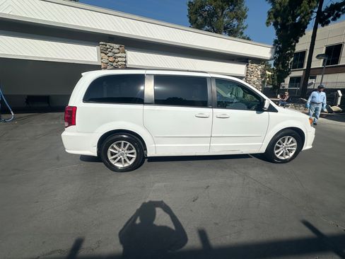 Used 2014 Dodge Grand Caravan SXT image 4