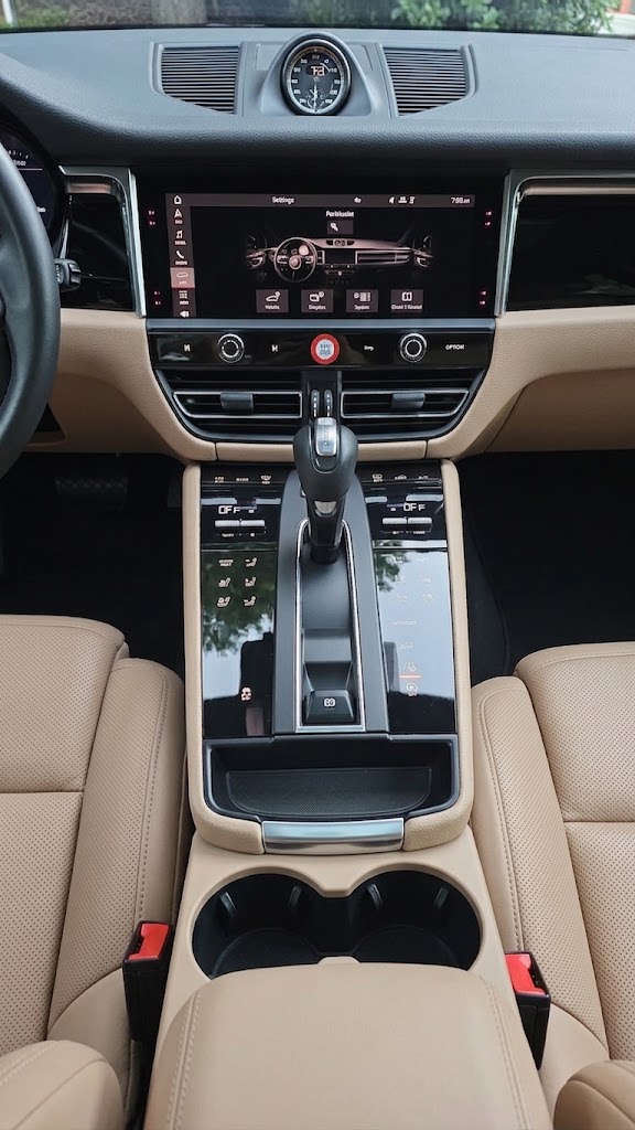 Used 2023 Porsche Macan AWD/4WD image 6