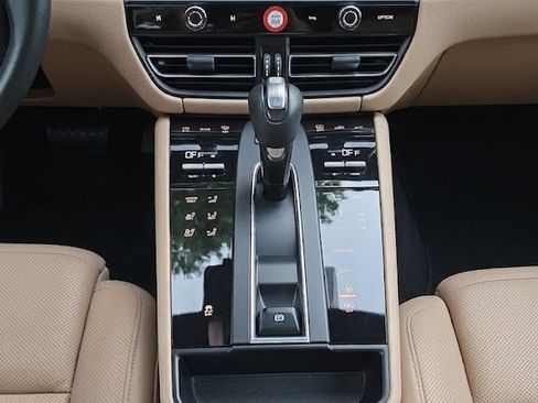 Used 2023 Porsche Macan AWD/4WD image 6