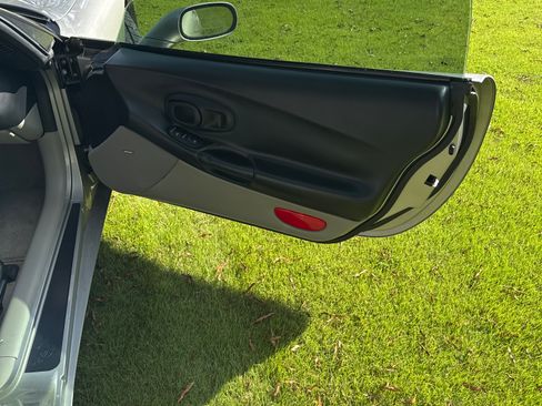 Used 2001 Chevrolet Corvette Coupe w/ Preferred Equipment Group2 image 11