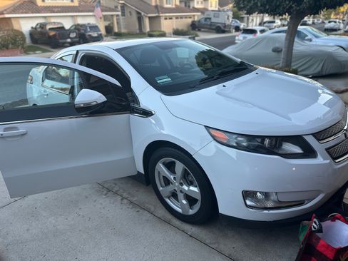 Used 2014 Chevrolet Volt Premium w/ Premium Trim Package image 4