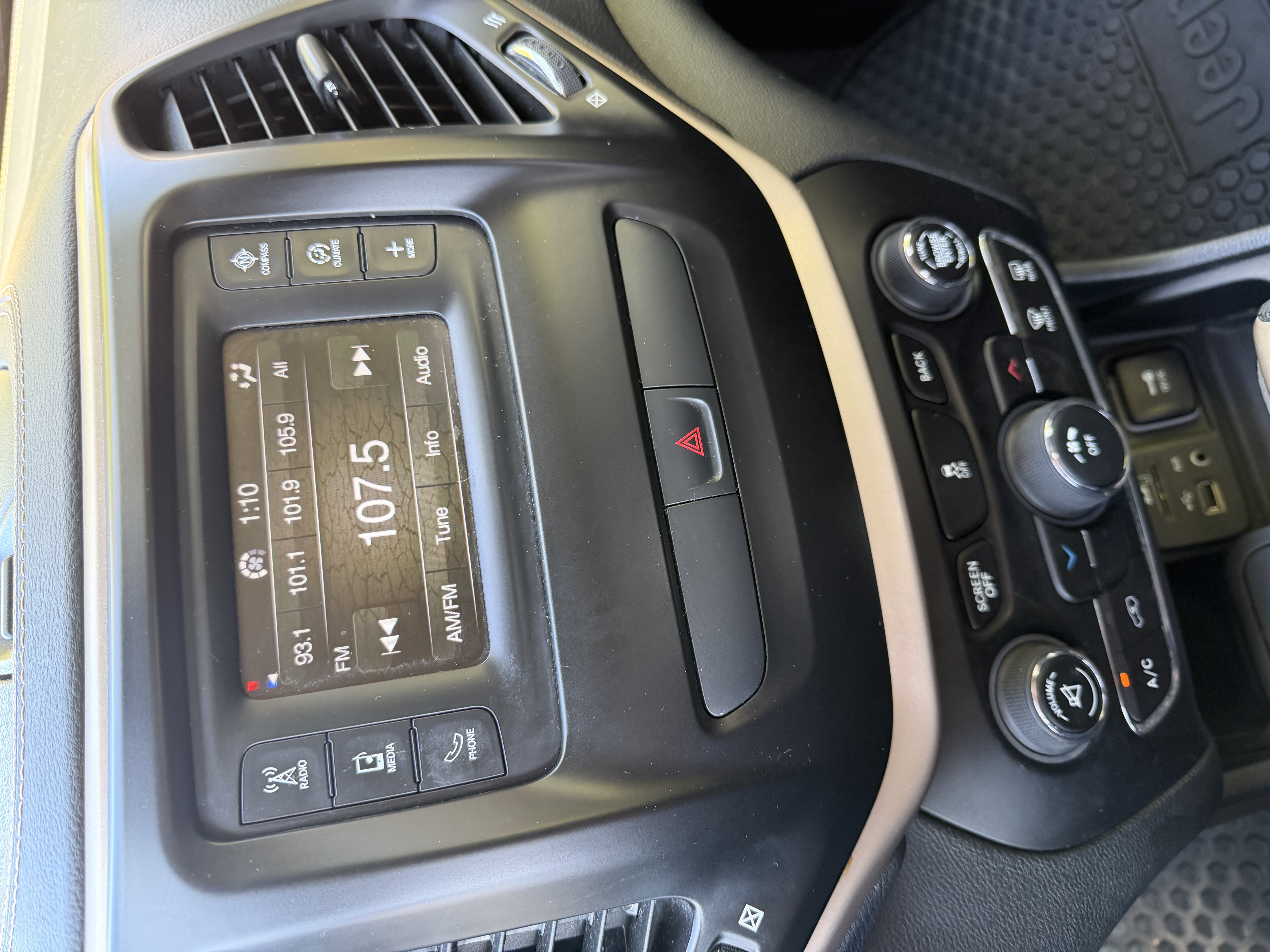 Used 2016 Jeep Cherokee Latitude w/ Cold Weather Group AWD/4WD image 16