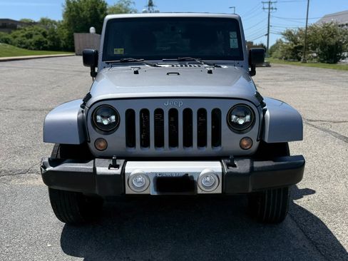 Used 2014 Jeep Wrangler Unlimited Sahara w/ Dual Top Group AWD/4WD image 23