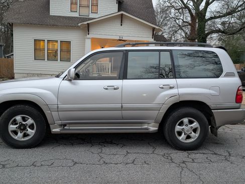 Used 2000 Toyota Land Cruiser Sport Utility 4D image 2