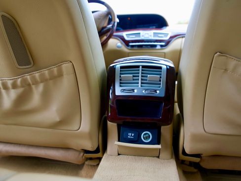 Used 2010 Mercedes-Benz S 550 4MATIC image 12