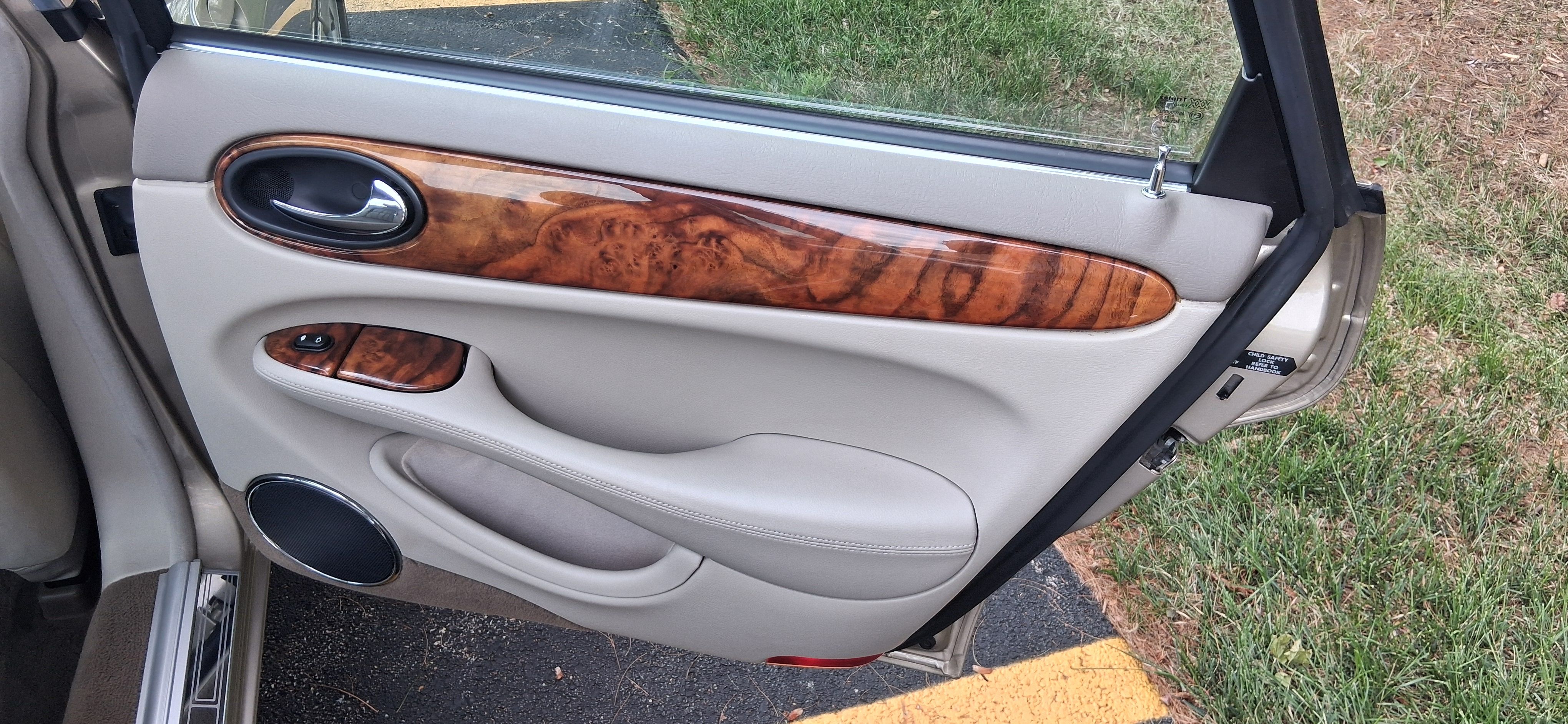 Used 1998 Jaguar XJ8 RWD image 17