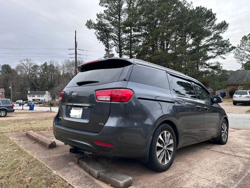 Used 2017 Kia Sedona SX image 9