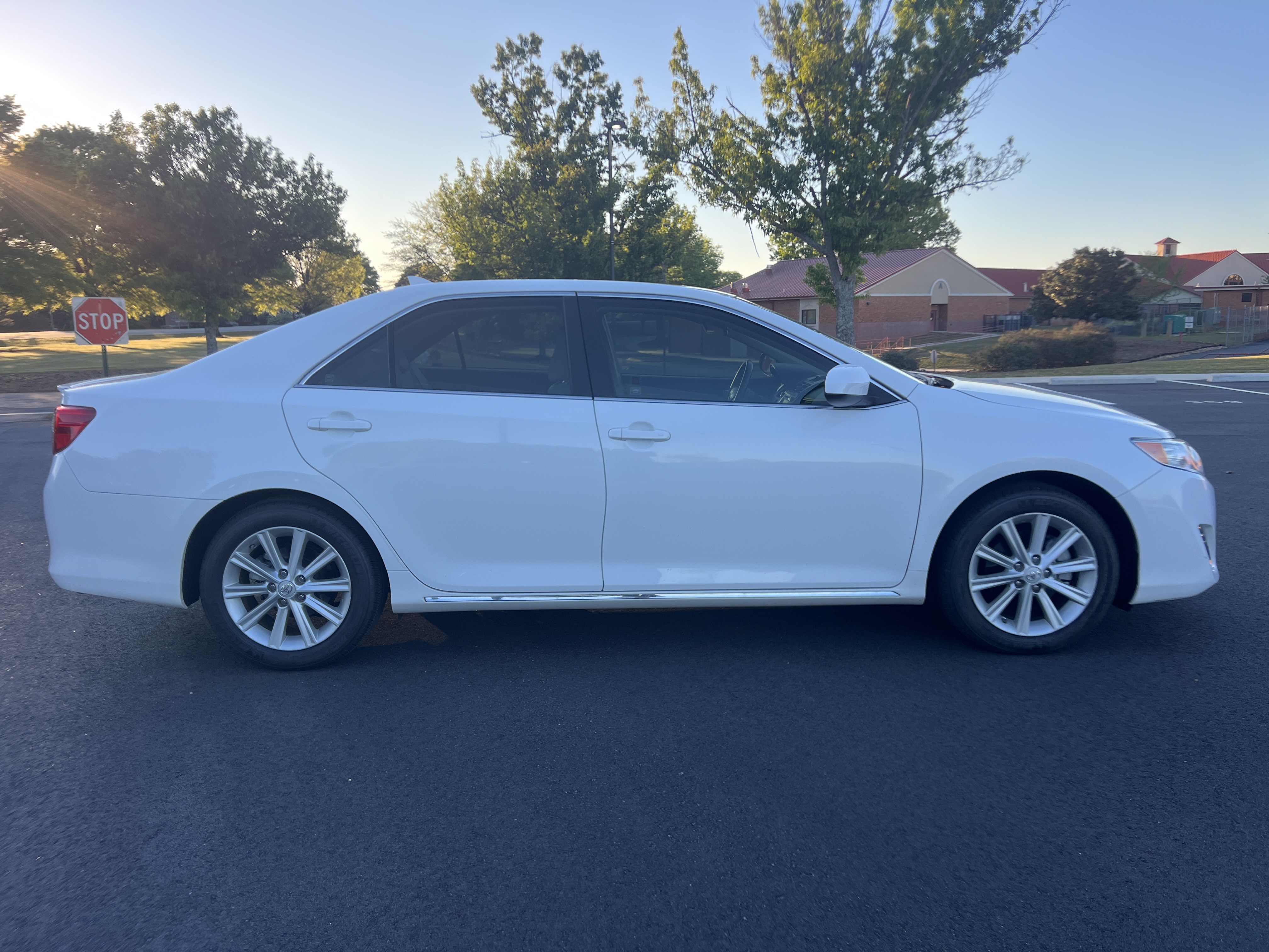 Used 2012 Toyota Camry XLE FWD image 1
