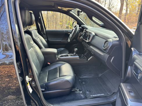 Used 2019 Toyota Tacoma TRD Sport image 15