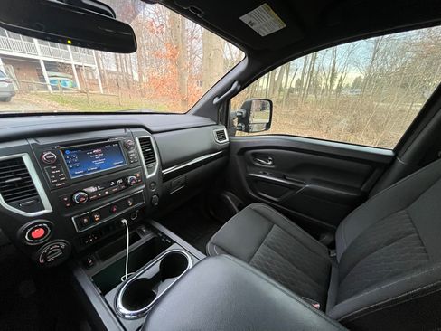 Used 2018 Nissan Titan SV image 9