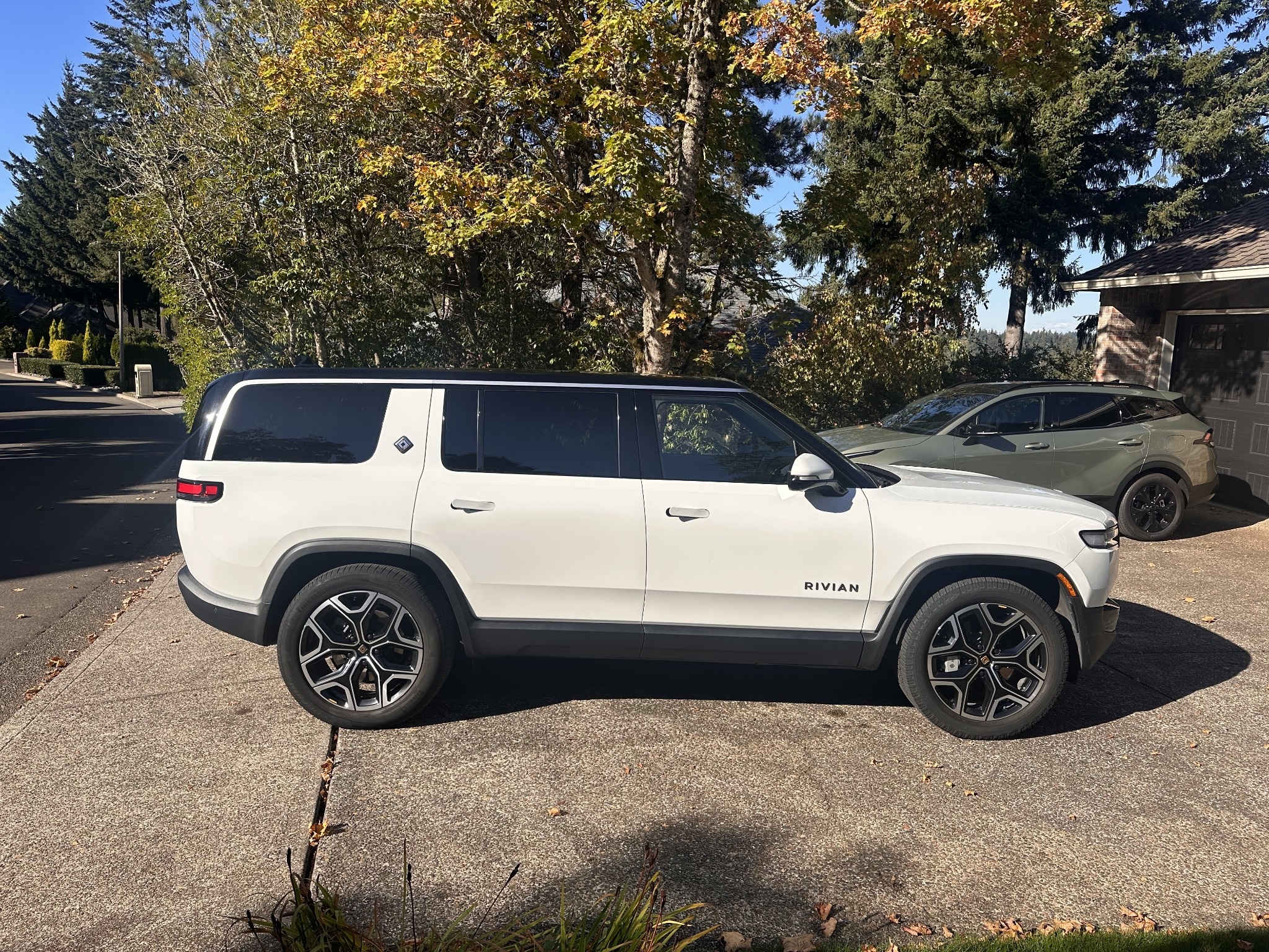 Used 2025 Rivian R1S Adventure Dual AWD/4WD image 5