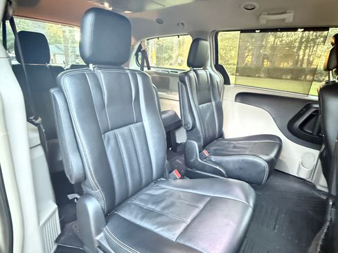 Used 2015 Chrysler Town & Country Touring w/ Driver Convenience Group image 9
