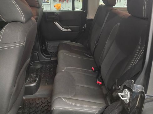 Used 2015 Jeep Wrangler Unlimited Rubicon image 12