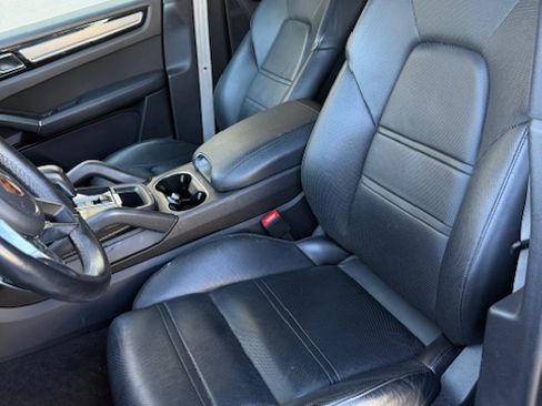 Used 2023 Porsche Cayenne Platinum Edition image 6