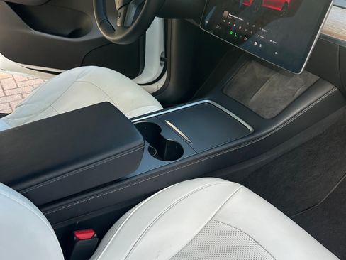 Used 2022 Tesla Model Y Long Range image 9