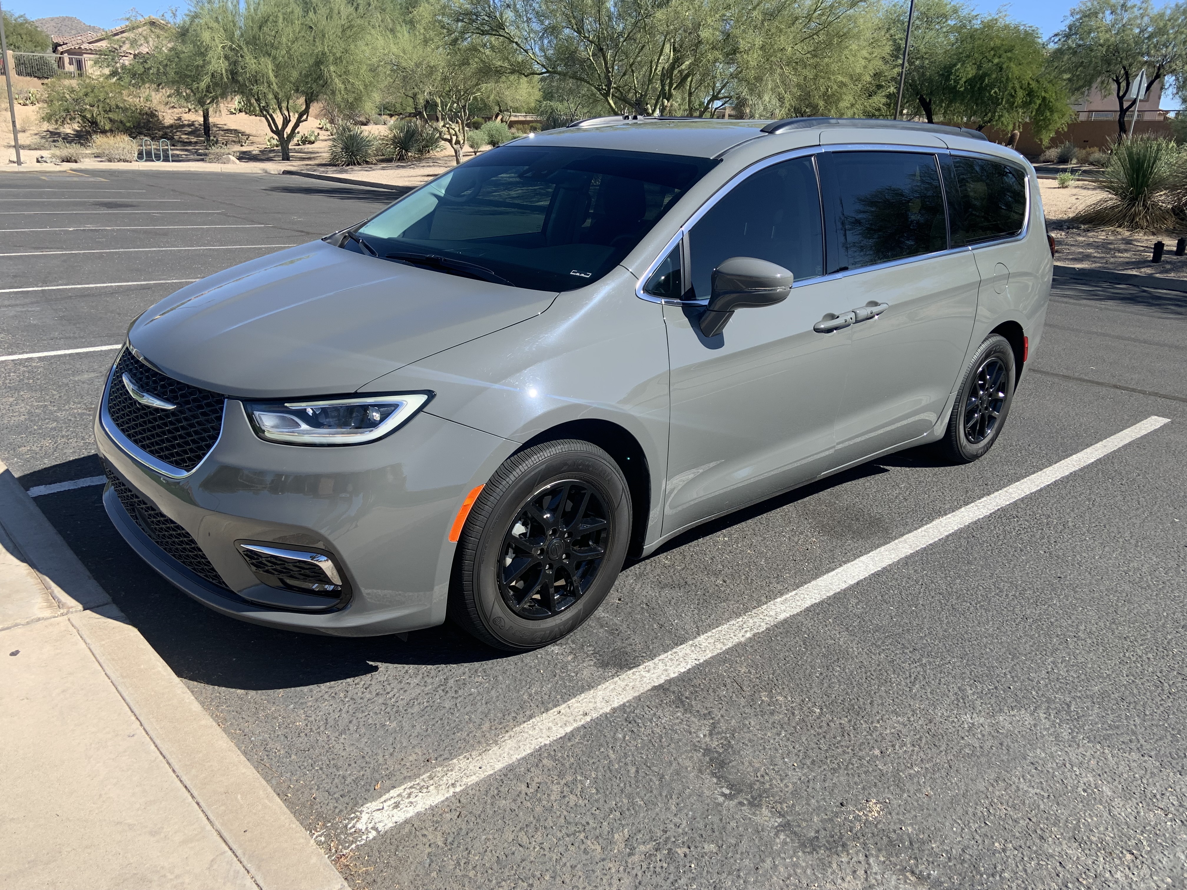 Used 2021 Chrysler Pacifica Touring FWD image 1