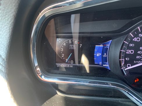 Used 2018 Lincoln MKT AWD image 12