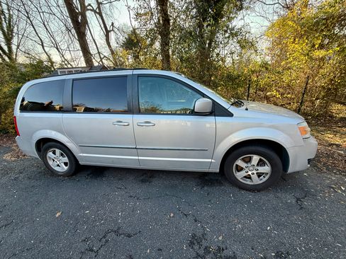 Used 2010 Dodge Grand Caravan SXT image 2
