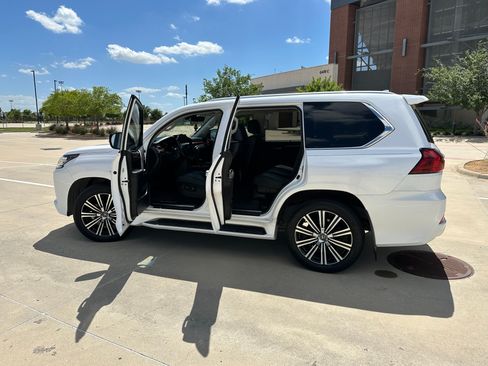 Used 2021 Lexus LX 570 4WD w/ Luxury Package image 18