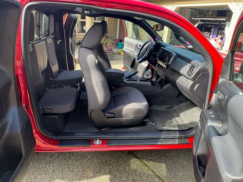 Used 2017 Toyota Tacoma TRD Sport w/ Tow Package (A/T) image 9