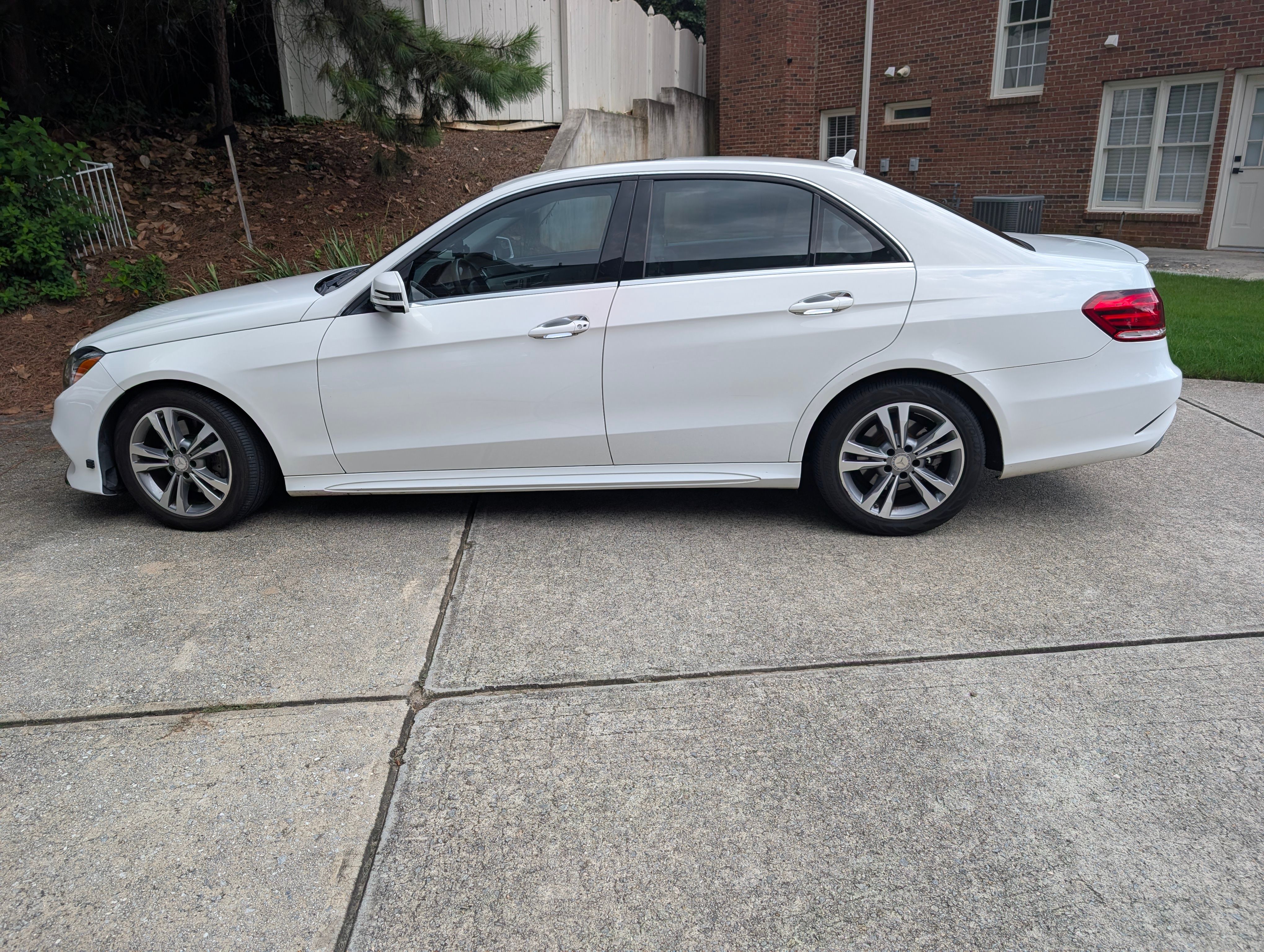 Used 2014 Mercedes-Benz E 350 4MATIC Sedan image 1