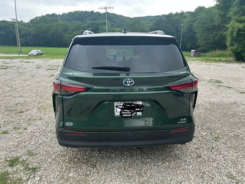 Used 2022 Toyota Sienna XLE w/ XLE Plus Package FWD image 4