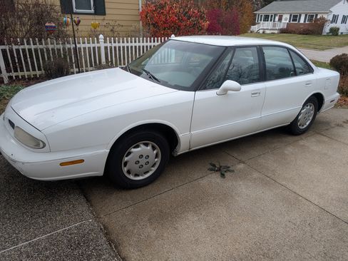 Used 1998 Oldsmobile 88 image 1