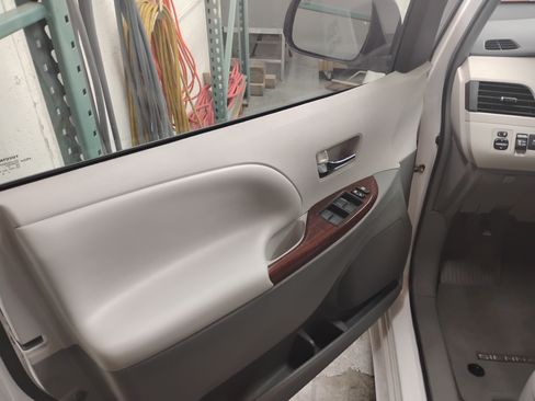 Used 2014 Toyota Sienna XLE FWD image 10