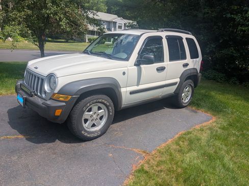 Used 2007 Jeep Liberty Sport image 2