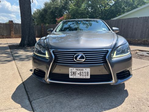 Used 2013 Lexus LS 460 L w/ Preferred Accessory Package RWD image 2