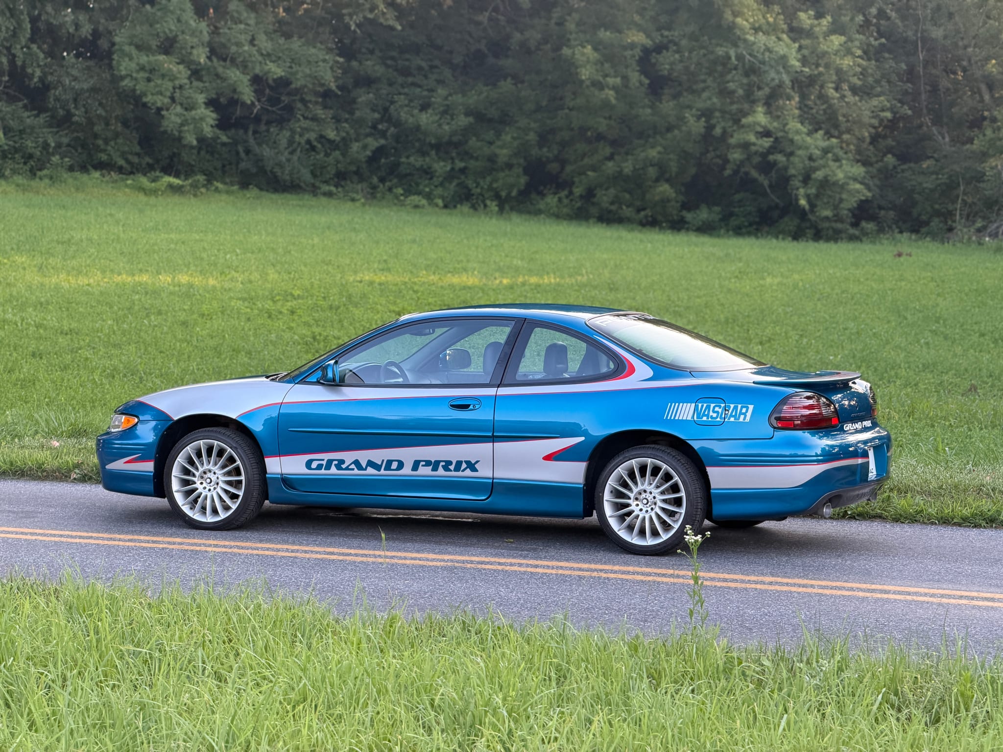 Used 1999 Pontiac Grand Prix GTP w/ Opt Pkg FWD image 2
