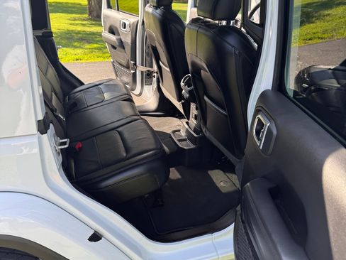 Used 2023 Jeep Wrangler Unlimited Sahara AWD/4WD image 13
