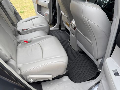 Used 2013 Toyota Highlander Limited image 9