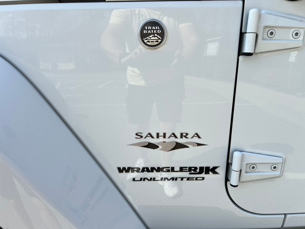 Used 2018 Jeep Wrangler Unlimited Sahara w/ Connectivity Group AWD/4WD image 12