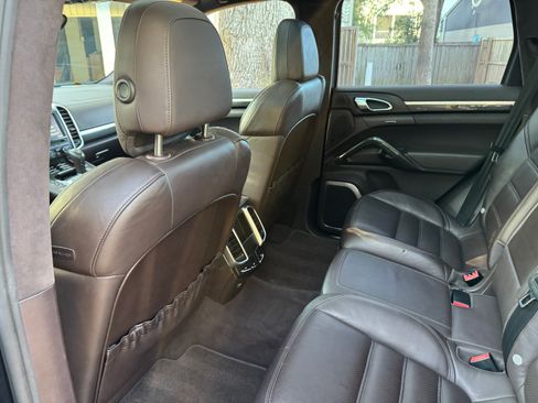 Used 2011 Porsche Cayenne Turbo image 27