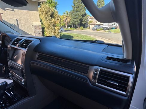 Used 2020 Lexus GX 460 Luxury w/ Accessory Package AWD/4WD image 16