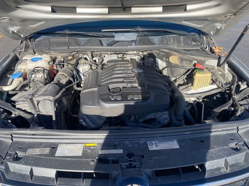 Used 2014 Volkswagen Touareg Sport image 15