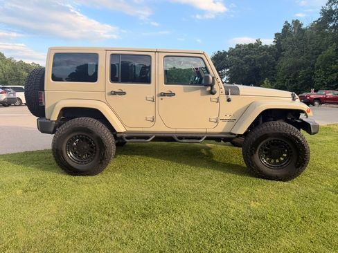 Used 2017 Jeep Wrangler Unlimited Sahara w/ Connectivity Group AWD/4WD image 9