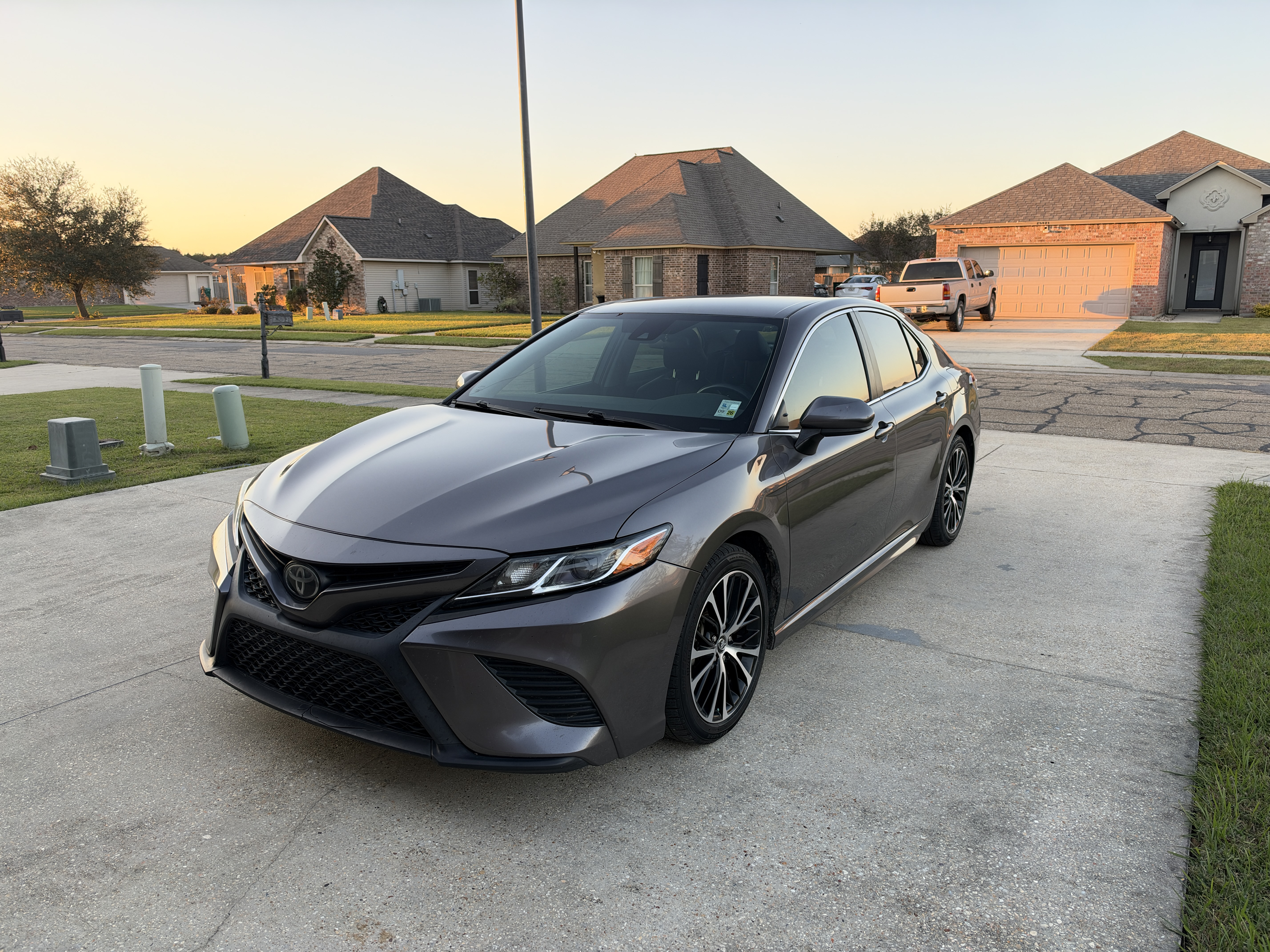Used 2018 Toyota Camry SE FWD image 1