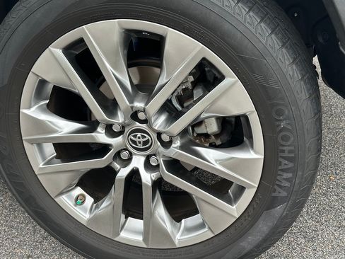 Used 2019 Toyota RAV4 XLE Premium w/ Advanced Technology Package AWD/4WD image 9