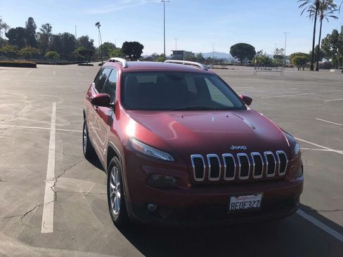 Used 2017 Jeep Cherokee Latitude image 2