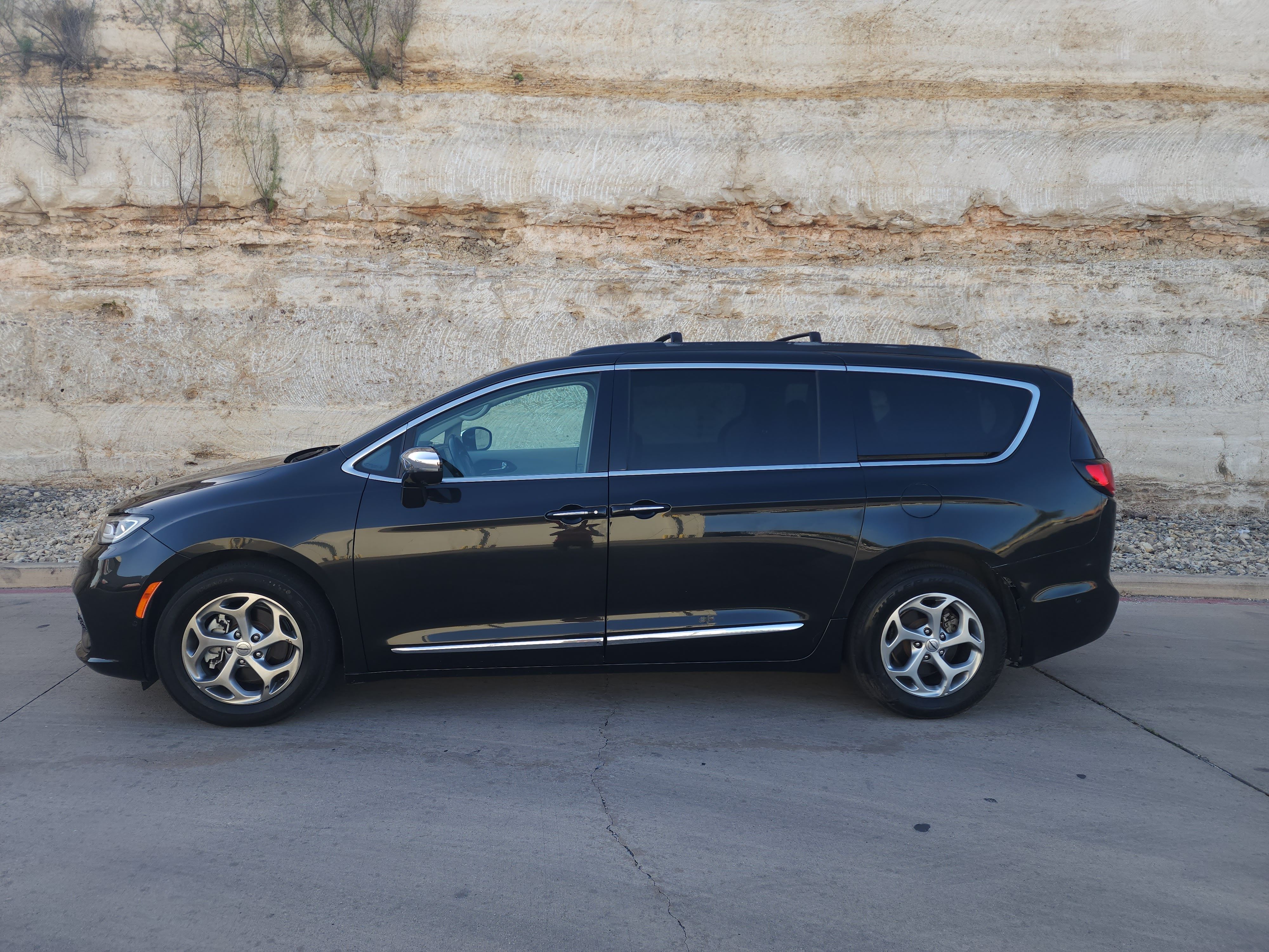 Used 2022 Chrysler Pacifica Limited FWD image 2