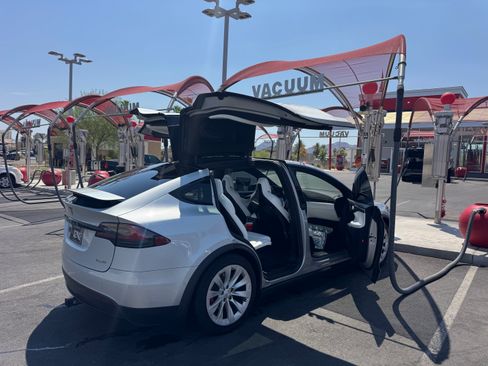 Used 2016 Tesla Model X P90D AWD/4WD image 4