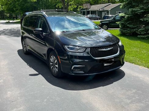 Used 2021 Chrysler Pacifica Touring-L image 1