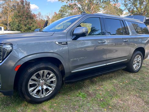 Used 2022 GMC Yukon XL Denali image 1