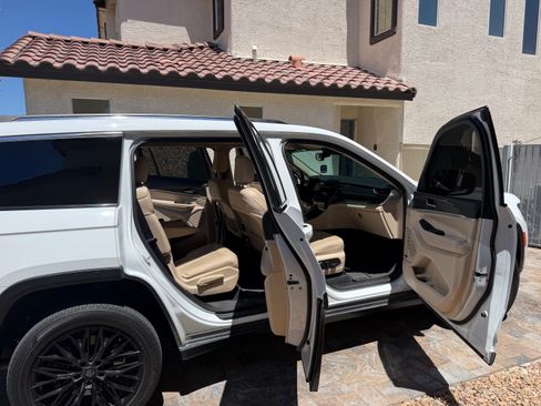 Used 2022 Jeep Grand Cherokee L Limited w/ Trailer Tow Group (B) AWD/4WD image 10