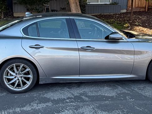 Used 2017 Alfa Romeo Giulia image 2